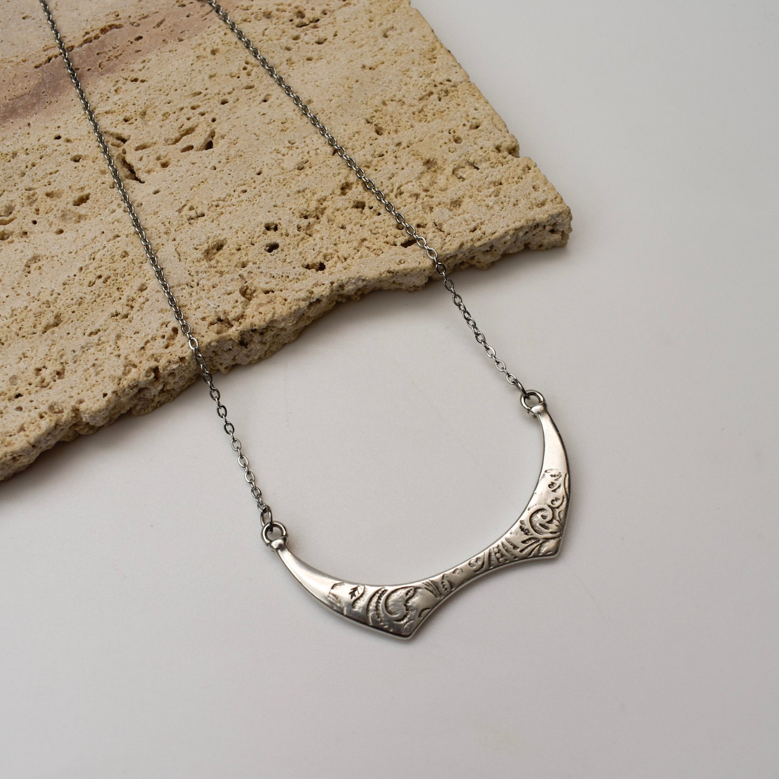 Filigree Crescent Κολιέ
