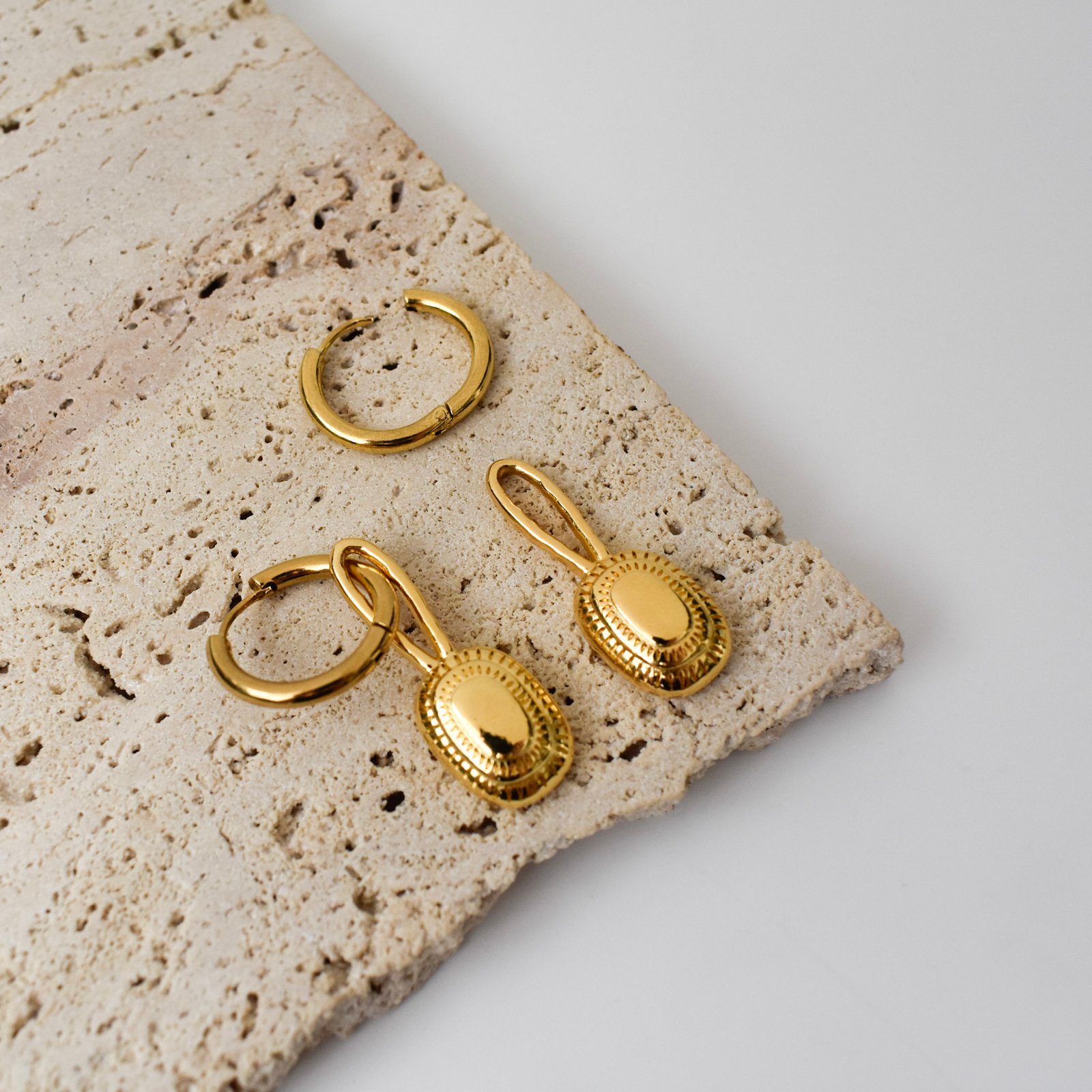 Oval Charm Huggie Σκουλαρίκια