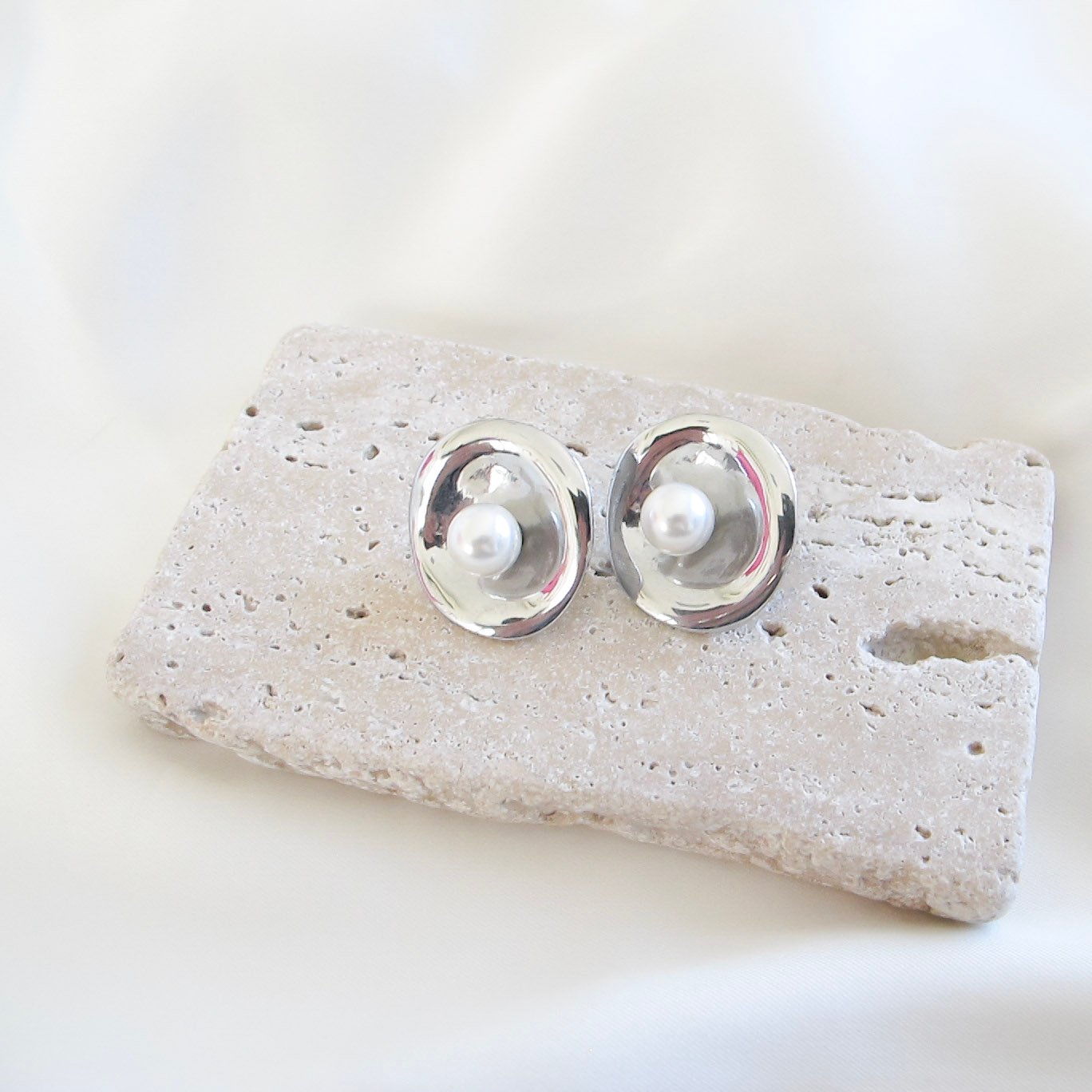 Silver Modernist Disc Pearl Σκουλαρίκια