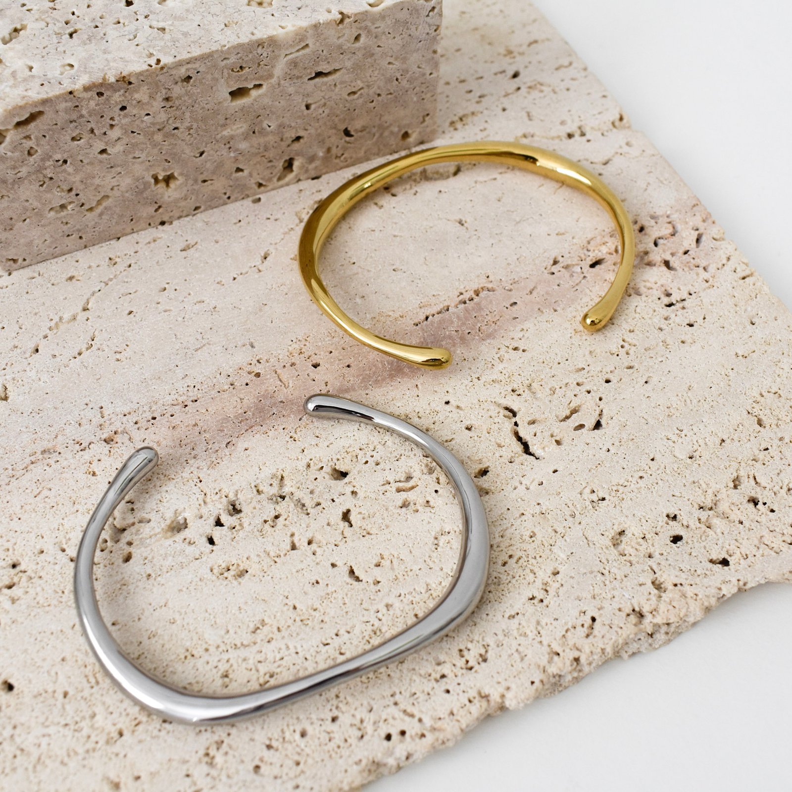 Sleek Curve Cuff Βραχιόλι