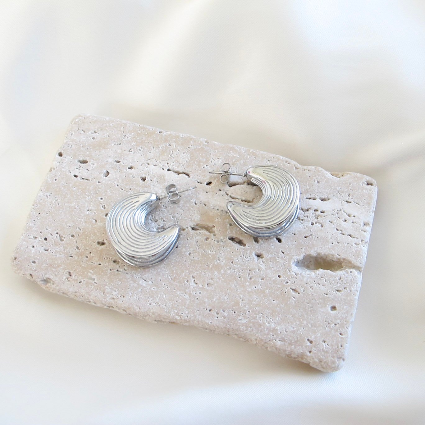 Textured Crescent Hoops Σκουλαρίκια