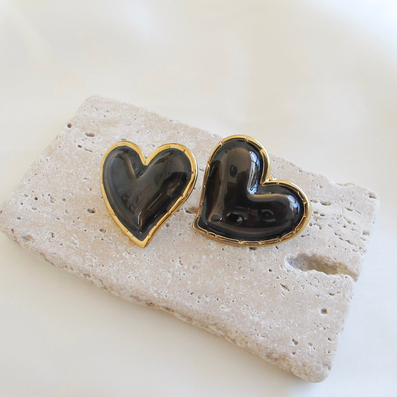Black Heart Enamel Σκουλαρίκια
