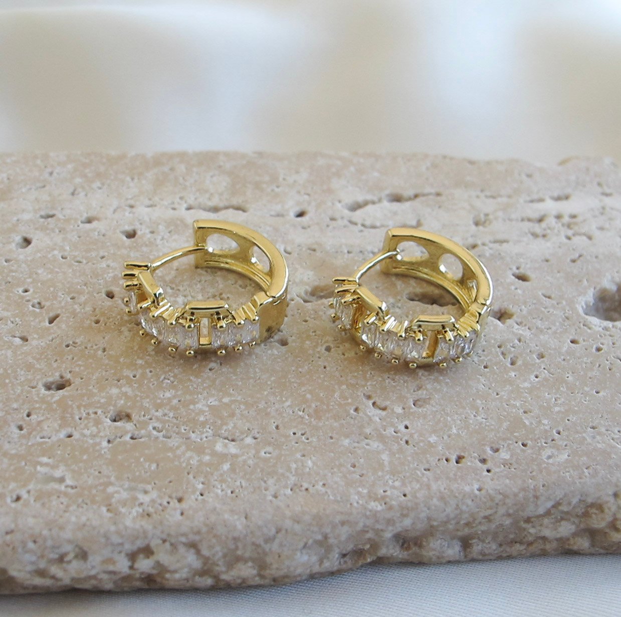 Baguette Zircon Huggie Hoops Σκουλαρίκια